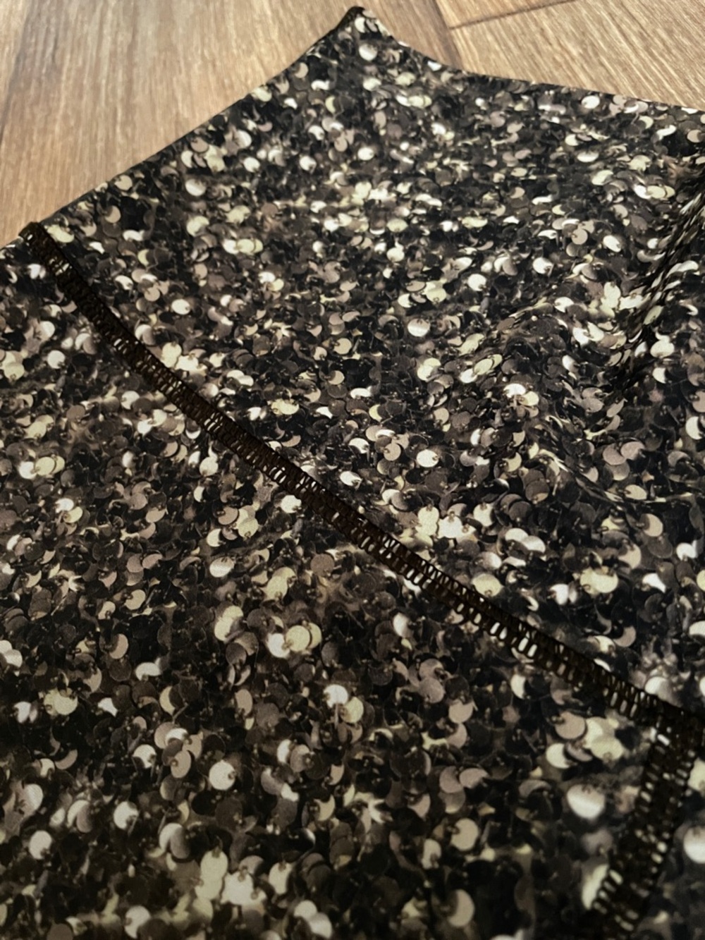 Lululemon Black & Gold Sequins Print High Waist Leggings Woman Size 4-6 - Picture 7 of 7